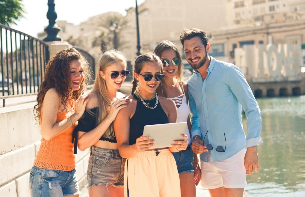 a group of tourist. hoe to dress up in Italy for July.